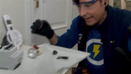 OJO!!! Hago un cortocircuito en directo y explico las posibles causas y síntomas que presenta una instalación eléctrica cuando está en peligro de incendio🧐 Claves para evitar incendios en casa. Uso de extintor, detector de humo, sobretensiones permanentes y transitorias, protección de arco eléctrico. Aquí me tienes https://www.domoelectra.com/links Comparte y funde el LIKE, no da CORRIENTE 😜 | Domo Electra
