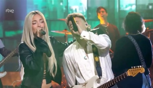 ANA MENA FAN CLUB 💎 on Instagram: "@anamenaoficial ha sido la invitada de oro para el especial de noche buena de @danifdezmusic donde han compartido “Clima Tropical” un himno!!! Que bonito lo hacen todo! ✨"