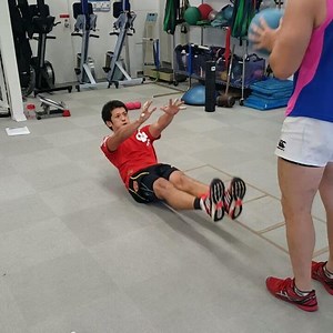 Reactive isometric contraction of the mid section. Great point from conversation with @coolhandjakegs this week: the most important contractions in sport are either usually isometric pulses or VERY fast concentrics. We are training the abs accordingly | Rugby Strength Coach