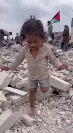 倫理的な問題については、大きな倫理的問題があります。子どもの権利と尊厳: 幼児は自分で同意できません。激しく苦しむ姿を至近距離で撮影・拡散することは、子どものプライバシーや精神的トラウマを悪化させる可能性があります。国際的な報道倫理基準（例: UNICEFや多くのメディアのガイドライン）では、紛争地での子どもの苦痛を「センセーショナルに利用」しないよう強く求められています。搾取の懸念: この動画は「アルゴリズムを崩すための呼びかけ」と一緒に投稿されており、子どもの苦しみを感情操作・エンゲージメント獲得の道具にしているように見えます。戦争の悲惨さを伝える目的であっても、子どもの「転ぶ・泣く」瞬間を強調した短いクリップは、プロパガンダとして悪用されやすいです。撮影者の責任: もし本物の緊急事態なら、カメラを回すより助けるべき状況です。背景の大人が旗を振っている点も、救護より「記録・拡散」を優先している印象を与えます。こうした映像は、紛争報道で繰り返し議論される「苦痛ポルノ（poverty porn / suffering porn）」の問題そのものです。視聴者の同情を煽る効果は高いですが、