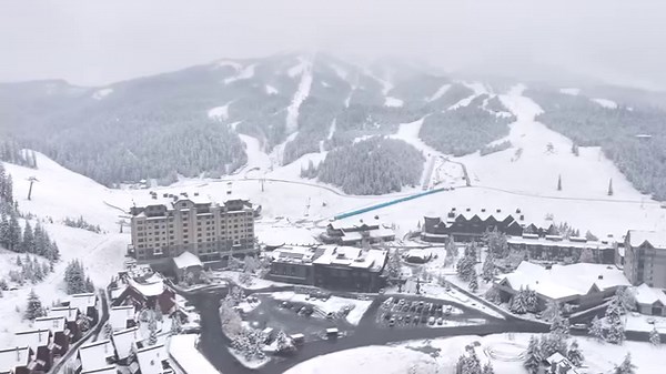 The first snow at the mountain base has arrived! Sign up for the snow report here https://bit.ly/3j6uPpo 🌨️ 🎥 @pcon3.14 taken 10.12.23 | Big Sky Resort