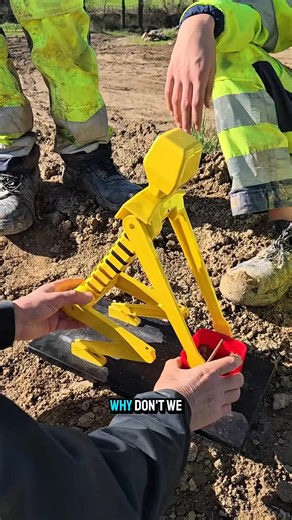 is this the best way to lift a heavy load 🤔 #handyman #DIY #tools #creativetiktok #LearnOnTiKToK