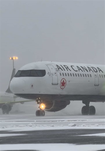 Air Canada A321 enjoying a Snowy Christmas at YYZ ❄️ #aviation #fyp #chrsitmas #snowstorm #yyz