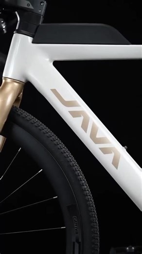 ใหม่ล่าสุด! เสือหมอบกราเวลไบค์เกียร์ไฟฟ้า 𝗝𝗔𝗩𝗔 𝗜𝗗𝗥𝗔 𝗚𝗥𝗔𝗩𝗘𝗟 𝗕𝗜𝗞𝗘 เกียร์ไฟฟ้า 𝗟-𝗧𝘄𝗼𝗼 𝗲𝗥𝟳 𝟮𝟰𝘀𝗽 มาพร้อบกับระบบดิสเบรคน้ำมันไฮดรอลิค! ถูกใจสายลุยยิ่งขึ้น " 𝗜𝗗𝗥𝗔 " 𝗚𝗥𝗔𝗩𝗘𝗟 𝗕𝗜𝗞𝗘 ออกแบบมาสำหรับนักปั่นที่ชอบผจญภัย ด้วยแฮนด์ที่มีความแบะออกข้าง เพิ่มองศาการเลี้ยวที่ดีขึ้น ควบคุมรถง่าย ทั้งยังใส่ยางนอกที่รองรับการขับขี่พื้นผิวถนนวิบาก .. 🔥🔥 ราคาเพียง 𝟮𝟯,𝟵𝟬𝟬 บาทเท่านั้น 🔥🔥 😎 มีให้เลือกถึง 𝟮 สี: ดำ , ขาว / 𝗦𝗶𝘇𝗲: 𝟱𝟭 𝟱𝟰 - เฟรม: อลูมิเนียม ซ่อนสาย ลบร