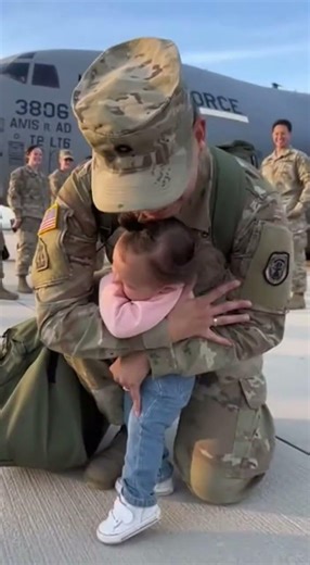 Baby Girl Screams “Mommy!” Military Reunion Makes Everyone Cry 😭#emotionalmoment #motherdaughterlove