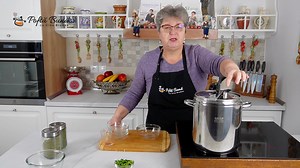 Ciorba de varza acra cu afumatura (ciorba de varza murata) e delicioasa, hranitoare, numai buna cu un ardei iute sau cu 1 lingura de smantana. Reteta detaliata este aici: https://pofta-buna.com/ciorba-de-varza-acra-cu-afumatura/ Sa va fie de folos! | Pofta buna cu Gina Bradea