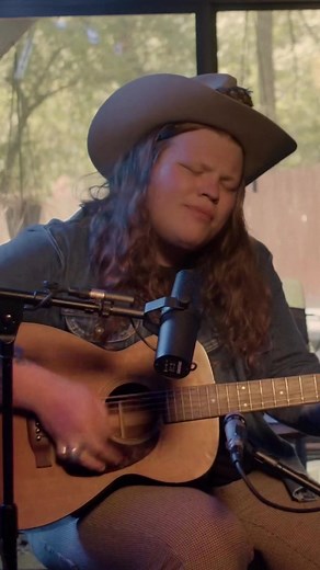 Intimate 'Dark Cloud' Performance at Tennessee Hideaway
