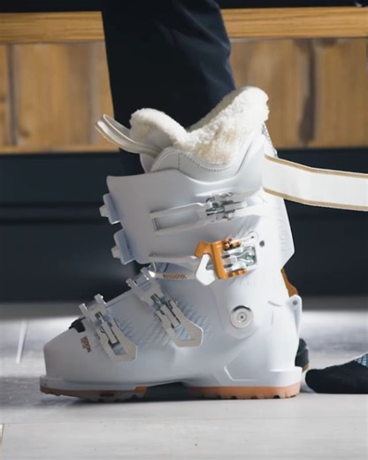 Maison Du Ski - Bike & Outdoor on Instagram: "Say goodbye to ski boot struggles! 🎿🤩 With VIZION's Double Buckle technology, stepping into your boots has never been easier. This unique buckle system on the lower cuff has 2 functions: effortlessly unlocking and releasing the spoiler for smooth, slipper-like entry and exit; then simply close the buckle to lock in for real deal alpine power and performance.🔥 Too good to be true? Nope—it’s not magic. It’s technology. #MaisonDuSki #Rossignol #Skibo
