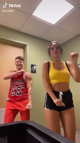 When your boyfriend is pooping at a grocery store 😂 @thejackpayne #singlelife