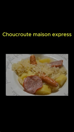 Choucroute pommes de terre saucisses au cookeo Ingrédients pour 4 personnes 1 grosse boite de chou (de choucroute préparé ) ( environ 800 g de chou) 4 knackis 12 tranches de saucissons à l'ail 8 pommes de terre 100 ml d’eau 100 ml de vin blanc Préparation c'est ICI https://sport-et-regime.com/choucroute-pommes-de-terre-saucisses-au-cookeo/ | Cookeo Recettes