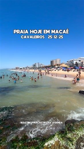 Macaé Tips | Dicas de Macaé on Instagram: "Hoje o CLT venceu, não venceu?? 😅🙌🏽 Um Natal com marzão lindo! Água geladinha… mas depois que entra, acostuma 🌊 🟡 Hollywood com bandeira amarela e alguns pontos da praia 🟢 Do Posto 1 até o meio da praia, bandeira verde Mesmo com bandeira verde em alguns trechos, atenção e cautela sempre 🚩 O mar pode mudar rápido e não é indicado entrar muito ou abusar. Respeite a sinalização e siga sempre as orientações dos guarda-vidas Todos os dias, no @macae