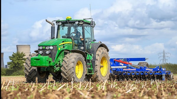 John Deere 7930 demonstrates 6-meter incorporator