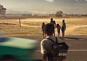 Luc Besson réalise un clip pour la protection des écoliers sur la route - Elle