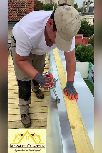 Façonnage d’un chéneau en zinc à la plieuse à main