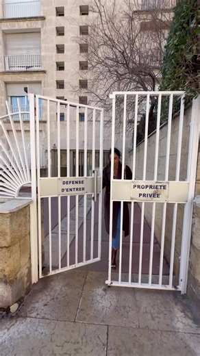 Plongée dans le Vieux-Port, la Bonne Mère en toile fond ! Merci @Chloé | Lafon pour cette belle découverte 📩: contact@maisonvictoria-international.com #marseille #vieuxport #hometour