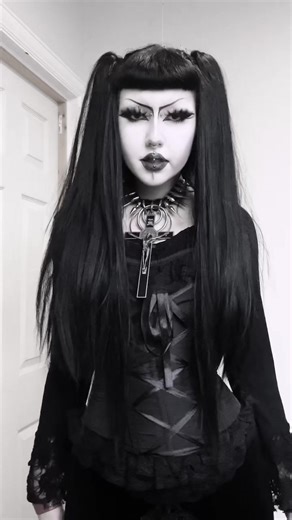 Stylish Alternative Outfit Ideas for Gothic Fashion