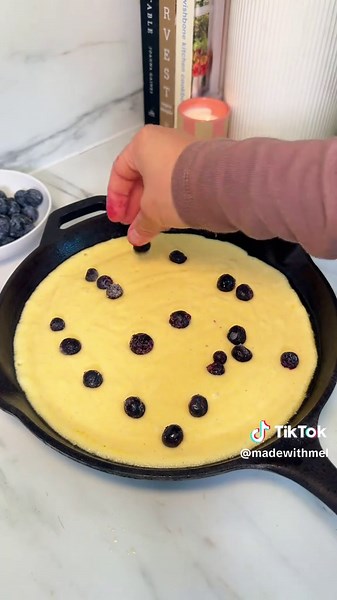 Lemon Blueberry Cornbread Skillet that hits every time 🍋🫐 Perfect for breakfast, dessert or a coffee snack! Got this amazing recipe from @Budget Bytes ! INGREDIENTS ⭐️ 1 cup cornmeal 1 cup all-purpose flour 1/3 cup sugar 4 tsp baking powder 1/2 tsp salt 1 tsp lemon zest 1 tablespoon lemon juiced 1 cup milk 1 large egg 1/3 cup canola oil 1 Tbsp butter 1/2 cup frozen blueberries Preheat the oven to 425ºF with the cast iron skillet inside, so it can preheat with the oven. In a large bowl, stir to