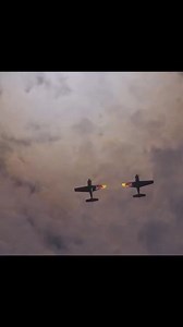Red Bull lo hace de nuevo y nos sorprende con este increíble video de dos de sus aviones acrobáticos y el eclipse al fondo. | Habitante