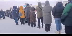 🇷🇺Jakutsk. Lidé se seřadili do obrovské fronty na maso, které leží přímo na zemi. V tomto regionu se těží více než 80 % ruských diamantů, zlata, uranu a dalších polovina prvků periodické tabulky. | Daniel Morozjuk