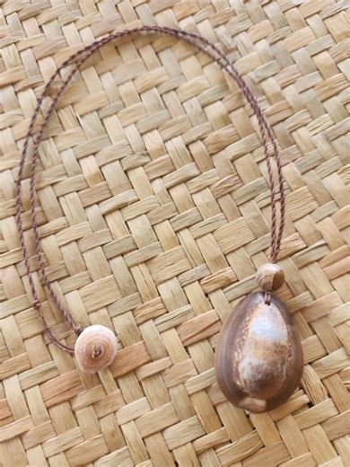 Handmade Hawaiian Cowrie Shell Necklace, Brown Agate Accent - Etsy
