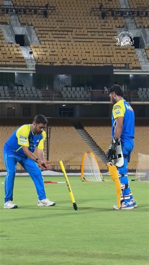 MS Dhoni is Teaching Wicket Keeping Skills to New Wicketkeeper #msd #dhoni #ipl #wicketkeeping
