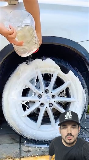¡Mira cómo usan esta espuma limpiadora en diferentes objetos! ✨ ¿Crees que realmente funcione así de bien? #ESPUMA #limpieza #hogar | Bulevar Guatemala