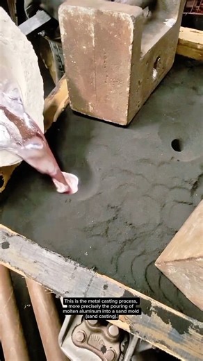 Pouring 1400°F Molten Aluminum into Sand Mold — Real Foundry Process in the USA