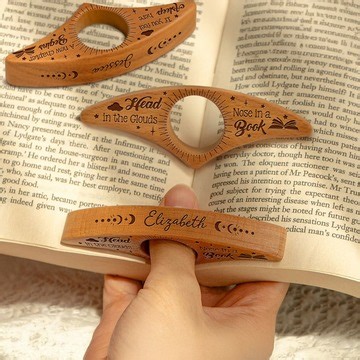 ✨ This wood page holder is every reader’s dream! Keeps your pages open, fits perfectly in hand. No more hand cramps or flipping pages mid-sentence 📖 Customize yours👉 https://t.site/4qkA7v6 | Foreverlove.com