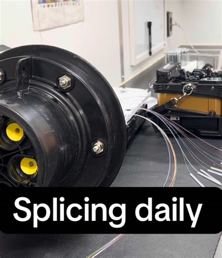 Daily splicing #fyp #work #fiberoptics #howitworks #fibersplicing