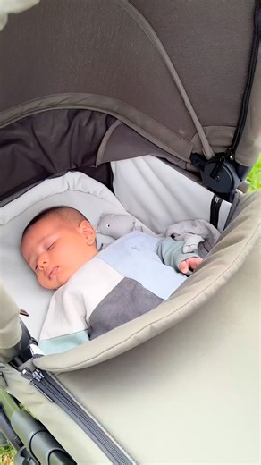 1.5K views | 퐊퐨퐦퐛퐢-퐊퐢퐧퐝퐞퐫퐰퐚퐠퐞퐧 퐒퐚퐥퐬퐚 ퟓ 퐀퐢퐫 퐯퐨퐧 퐀퐁퐂 퐃퐞퐬퐢퐠퐧 ✔️Große Luftreifen und integrierte Federung ✔️Neue Babywanne mit CozyCloud® Matratze ✔️Umsetzbarer Sitz mit flacher Liegeposition | baby-walz | Facebook