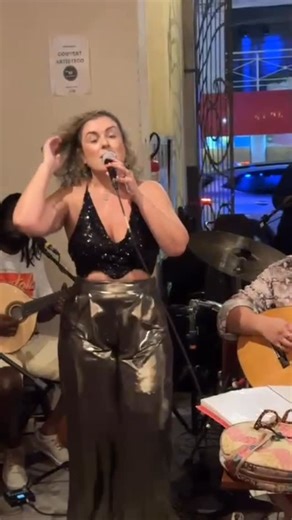 Fundação Cultural de Itajaí on Instagram: "E no Mercado Público também teve Samba de Bárbara e participações especiais de Rogerinho Caetano (RJ) e Trio Gato com Fome (SP). A festa do Samba em Itajaí está só no primeiro dia. Confira Programação de Domingo: ✅ Praça Vidal Ramos - Tom Peixeiro - Desfile pela Hercílio Luz e apresentação no palco (12h30 às 13h20) - Roda de Samba da Bell Bandeira 13h30 - Grupo Batuks e Acordes 15h15 - Grupo Aperta o Passo 17h - Roda de Samba do Parente 18h45 - Destk do