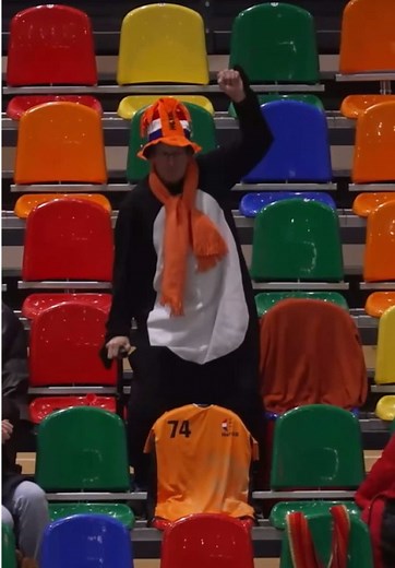 There’s always that one fan who pumps up the whole arena 🤩 And we love them 🫶🏼 #floorball #wfc2026 #wfcq2026 #freeoflimits