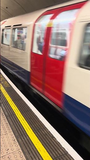 London Underground Bakerloo Line 1972 stock train departs Waterloo to head for Queen’s Park #trains