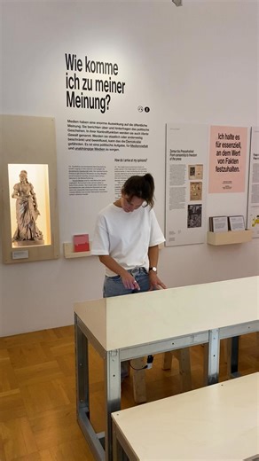 📹 Demokratie, heast! In kurzen Clips stellen euch die Kuratorinnen der Ausstellung „Demokratie, heast!“ zentrale Elemente der Ausstellung vor. 🗣️ Teil 5: Testet euer Wissen! Catalin Betz zeigt den Staatsbürgerschaftstest. 🔗 Mehr Infos zu „Demokratie, heast!“ und unseren Führungen findet ihr im Link in der BIO. Ausstellungsgestaltung und -grafik: @mooidesign mit @studio_clemens_bauder 🎶 Solitude © Rook1e | Graz Museum