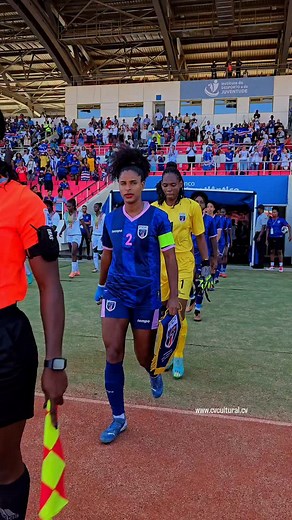 CABO VERDE procura inédito qualificação para CAN 2026. A SELEÇÃO NACIONAL DE FUTEBOL FEMININA entra em campo daqui a pouco, às 16 horas de CV, para defrontar o Mali (fora), jogo da 2ª mão da eliminatória que dá acesso ao CAN, Campeonato de África das Nações. Cabo Verde perdeu a 1ª mão por 1 a 0, em casa. Hoje no Mali só a vitória interessa. #NuBai #TubaroesAzuis www.cvcultural.cv #caboverde #FutebolFeminino #footballwomen #football #capeverde #kriola #mappafrica | Agenda Cultural Cabo Verde / CV
