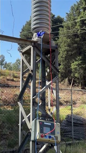 Insulation resistance test on surge arresters ⚡️ #electrician #electricista #maintenance #work