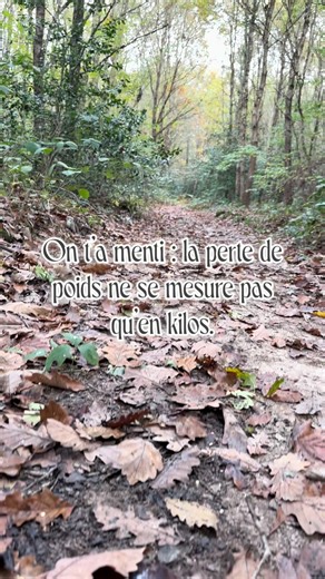 On t’a menti. La perte de poids ne se mesure pas qu’en kilos. Parce qu’un corps qui va mieux 👉 c’est un corps qui se redessine 👉 des vêtements moins serrés 👉 parfois même une taille en moins sans que la balance ne bouge d’un poil. Et non, ça ne veut pas dire que tu fais mal. Ça veut dire que ton corps s’équilibre. Moi, je ne parle pas de perte de poids. Je parle de mieux-être 🌱 De comprendre ton corps d’arrêter de te battre contre lui et surtout… d’arrêter de te laisser matrixer par un chiff