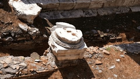 clip-3978510631-circular-ancient-stone-column-capitals-bases-architectural