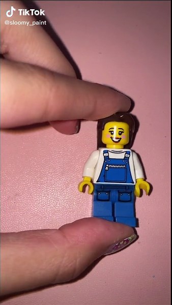 DIY lego mini figure keychain. #lego #diy #gift #legominifigures #keychaindiy #fyp