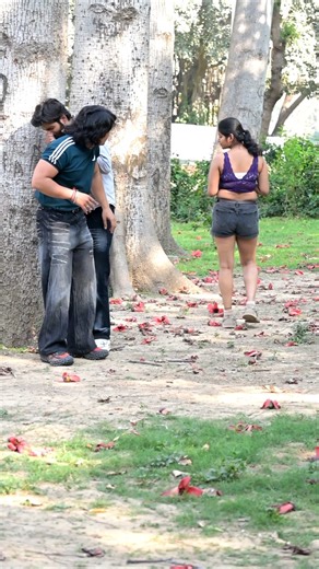 Fart prank on girl 🤣 didi aapne paad kyu maara 🤣