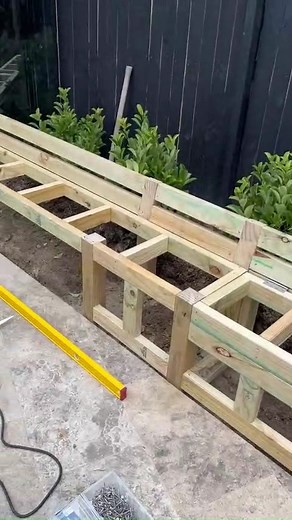 Pool Side Bench Seat Underway Carpent #carpentry #bench #HomeInspiration #WoodProjects | Diaz Construcion