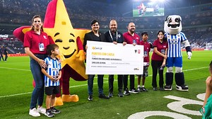 Previo al triunfo del #ClásicoRegio, la directiva entregó los cheques de #GolesConCausa y #PuntosConCausa, que benefician a niños de Fundación Dibujando un Mañana y ayudarán a que tengan una mejor vida.💙 ¡Gracias por su apoyo de siempre Carl's Jr. México, Grupo AlEn, Cremx y Operation Smile México A.C.!🫶🏼 #EnLaVidaYEnLaCancha | Rayados