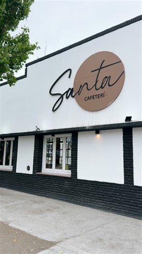 rgl.exe on Instagram: "Hoy decidí pasar por @santacaferg (ex Fotografía Roil), un lugar cálido, con muy buena atención y cargado de historia. El espacio invita a quedarse: cuenta con rincones ideales para la lectura, el coworking o simplemente para charlar con amigos y en familia. La ambientación, la música y una carta bien pensada acompañan a la perfección la experiencia. Quiero destacar especialmente la decoración, las fotos y los recuerdos que forman parte de la identidad de nuestra ciudad y 