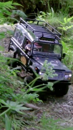 RC Land Rover Defender Crawler – Off Road Trail Driving in Nature