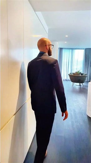 Near Albert Park and the city, unbeatable location! #views #pool #luxury