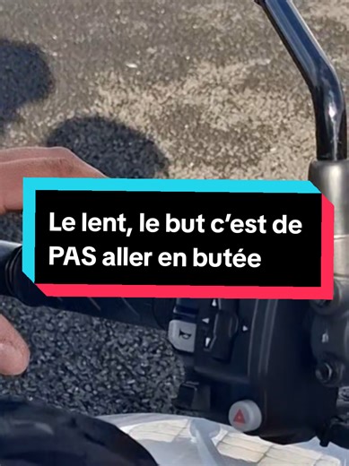 Le lent, c’est pas tenir en butée le plus longtemps possible. Quand tu sens que t’arrives en butée, faut pas forcer. 1- Tu remets de l’embrayage. 2-Ça redresse la moto. 3-Ça t’évite le pied par terre. La vraie difficulté du lent, c’est pas l’équilibre. C’est savoir quand remettre de l’embrayage. ‐------------------------------------------ compte personnel ------------------------------- #MotoEcole #PermisMoto #PlateauMoto #LentMoto #ConseilMoto