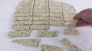 18K views · 215 reactions | Çay Demleninceye Kadar Hazır! Mayasız çörekotlu pişi tarifi! #kahvaltılık #tarifler #recipes -Kullandığım su bardağı ölçüsü 200 ml Malzemeler: 1 adet yumurta 1,5 su bardağı süt 1 tatlı kaşığı tuz 1 dolu yemek kaşığı çörekotu 4 su bardağı un 1 paket kabartma tozu Kızartmak için bol sıvıyağ | Nefis Tatlar Mutfağı | Facebook