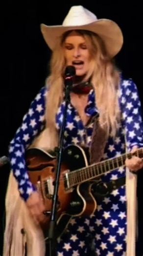 Elizabeth Cook 😇 https://www.elizabeth-cook.com/ Visit us elsewhere: https://www.youtube.com/c/TheMarthaBassettShow https://www.marthabassettshow.com https://www.facebook.com/marthabassettshow https://www.instagram.com/marthabassettshow https://marthabassettshow.com/podcast https://twitter.com/martha_b_show The Martha Bassett Show is recorded live at the historic Reeves Theater in beautiful downtown Elkin. It blends the fabric of the national Roots and Americana music scene with the rich artist