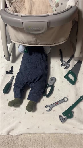 Wie sein Opa: Niedlicher Moment mit dem Baby