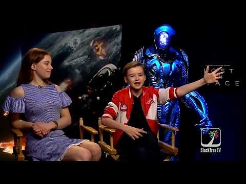 Lost In Space Junket Interview w/ Mina Sundwall & Maxwell Jenkins (Netflix)